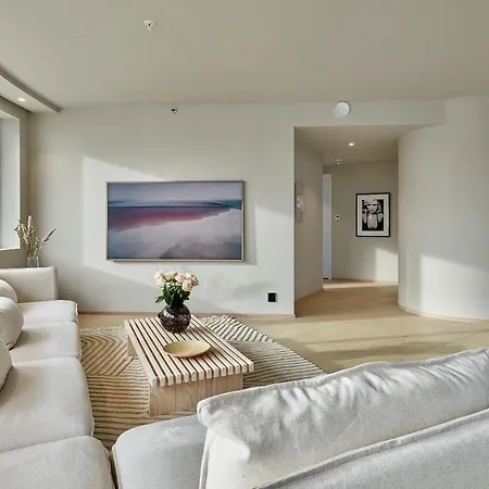Brand New And Luxurious Penthouse In Centre! Lägenhet